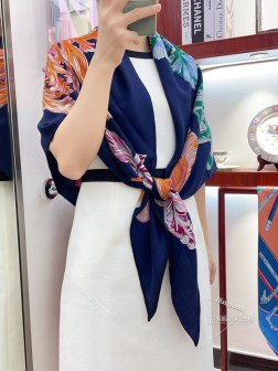 【双面同色】爱马仕【郁金香狂热】丝绒大三角巾，专柜同步！这款大三角巾采用经典山羊绒和真丝混纺面料，柔软轻盈，佩戴方便。您值得宠爱自己！它是寒冷日子的理想伴侣，为您提供温暖呵护。超实用 ，手感顺滑 好面料易塑形，纯手工卷边。【70%羊绒30%真丝。长边188 x 斜边94cm 双面同色】