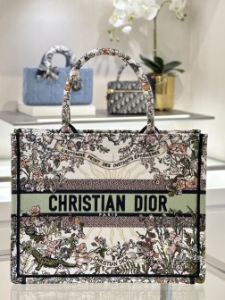 迪奥 【tote太阳花-秋】繁花的浪漫太阳神图腾的刺绣都是对美的独特诠释都展现高级独到的风格恰到好处的尺寸时尚与实用完美结合~随手拎着就超美哒~尺寸 . .