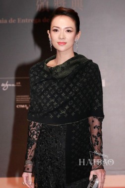 真心赞 【LV闪金花纹】原版11定制 ，质感精细风格成熟的长围巾是众多造型的理想搭配，由珍贵的山羊绒裁制而成，饰有金丝线搭配Monogram花纹图案织纹，柔软而温暖，设计完美，强烈推荐手慢无 千万别去专柜买 绝对一模一样，%顶级纯羊绒 价格真心好，这个size不大不小特别好搭配，品质超级好 拿到手就会懂的高端品质，高端细节所见即所得 重磅巨献 VIP客户必入推荐 47cm