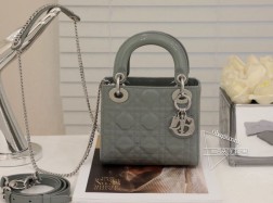DIOR mini lady 岩石灰漆皮银扣系列手袋集中体现了品牌对典雅和美丽的深刻洞见。采用黑色漆皮牛皮革精心制作,以藤格纹缉面线打造醒目的绗缝细节,时髦典雅的设计经久不衰。饰以标志性的浅金色饰面金属吊饰,为精美的轮廓增添一分灵动。这款迷你Lady 手袋搭配可拆卸的链条肩带,可手提、肩背或斜挎,是晚装的理想伴侣。·可拆卸链条肩带·内部拉链口袋·可随心搭配其他刺绣肩带内含防尘袋尺寸: 17157cm#  三格岩石灰漆皮