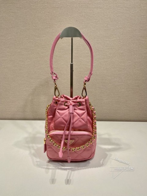 Prada普拉达 1BH038 Re-Nylon 绣格水桶单肩包 价格