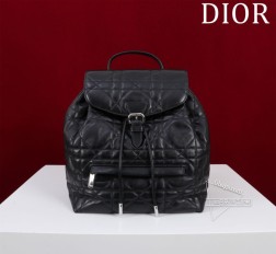 DIOR Dior 最新款双肩包,可可爱爱的造型 经典面料,搭配抽绳设计既复古又时 尚容量也相当不错,可收纳各种小件日常用品自用超轻便顶部手柄和可调节肩带 无论大人小孩背都好看 型号:77039~77040尺寸:大号23 x 26.7 x 12.5 厘米 小号19.5×18.5×8.5厘米可收纳 1 个钱包、1 部手机、2 个卡夹、太阳眼镜和唇膏