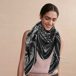 羊绒新款 买了都说好看 推荐 爱马仕双面同色羊绒方巾【梦幻巴黎双面同色】，顶级工艺超值 爱马仕专柜爆款 立体呈现图案纹路实物档次极高 特殊工艺高端研发惊艳问世 特殊尖端工艺处理 受到白富美的喜欢 无论是品质 款式 价格都令大牌控的她们尖叫 超高性价比 绝对值得入手 尺寸：cmcm，70%羊绒+30%真丝