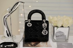 迪奥 mini lady 黑色漆皮银扣 系列手袋集中体现了品牌对典雅和美丽的深刻洞见。采用黑色漆皮牛皮革精心制作,以藤格纹缉面线打造醒目的绗缝细节,时髦典雅的设计经久不衰。饰以标志性的浅金色饰面金属吊饰,为精美的轮廓增添一分灵动。这款迷你Lady 手袋搭配可拆卸的链条肩带,可手提、肩背或斜挎,是晚装的理想伴侣。·可拆卸链条肩带·内部拉链口袋·可随心搭配其他刺绣肩带内含防尘袋尺寸: 17157cm#  三格黑色漆皮