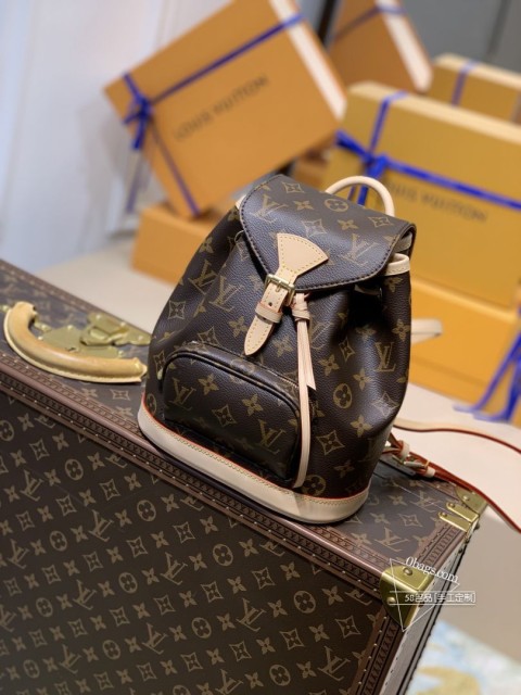 LV 原单M51137迷你小书包 ，这款Monogram 帆布双肩包的名字Bosphre 是流经伊斯坦布尔的一条海峡，背包设有多个可装手机，化妆品，帆布配搭进口变色树膏牛皮 是一款非常时尚经典的背包 实用 耐看 百搭size 21x24x10cm。