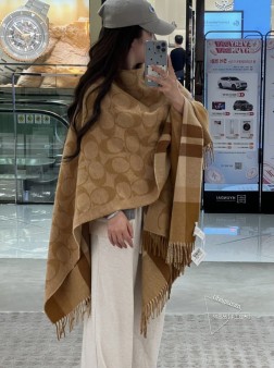 原单COACH蔻驰最新款对比感格纹提花披肩斗篷，拼色双面斗篷 经典中的经典. 介绍这款AB面效果很难织造 可以和羊绒大衣媲美的实用东西 而且双面可以两穿.不买它买谁 .95%羊绒5%羊毛国际标准.超过95%都是羊绒 手感超级的好 就是f货想跟也跟不到 看看包边等细节