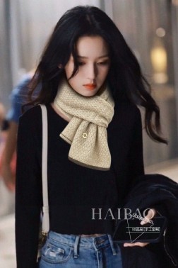 上新 Loro piana 独家牛货 【LP交叉针织围脖】 多功能围脖想怎么围就怎么围,低调奢华,由于是出口韩国订单,每款数量才几十条,全部有授权有合同的好东西 一样材质.一样流水线.一样的工艺.全部今年流行色 采用%山羊绒.卖一条少一条的好货 且不用担心面料因为出口的原料固色度都是一级定期抽查...一等一好货 25cm