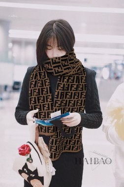 爆 P（羊绒品质） FENDI【双F老花长巾】中性款，官网同步更新，手感柔软舒适奢华有质感，由双色交织提花针织工艺打造，简单大方又时尚，实物非常高档，可遇而不可求，好货不等人，喜欢就不能错过哦！尺寸：30Xcm 成份：%羊绒