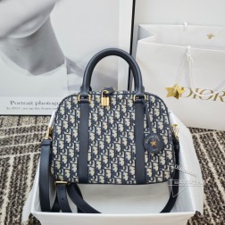 迪奥 出街最爱的包包 Dior Fall 24 新品D-Vibe 保龄球包MARIA GRAZIA 以一款运动风范和现代感十足的手袋演绎了酷时尚理念提花Oblique手袋,富有 理目耐久,适合日常使用 让您可以携带日常或旅行的所有必备——强烈推荐——可调节饰带 内部拉链口袋,可拆卸 皮革肩带 。材质十分轻便,容量大 重量小,实用颜值又在线大号Size:31× 22.5 ×11.5cm