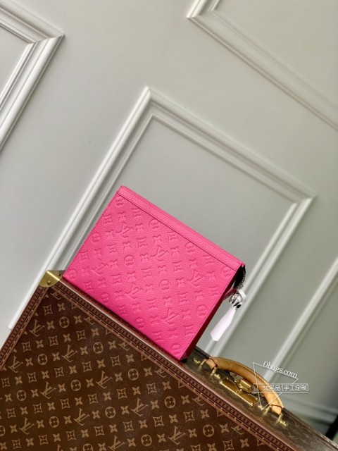LV M61692 POCHETTE VOYAGE 压花玫红色手拿包 - 顶级A货