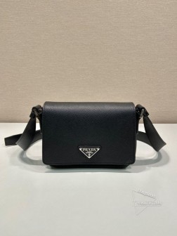 Prada 2VD065 Saffiano牛皮单肩包 磁扣翻盖 调节肩带 A货