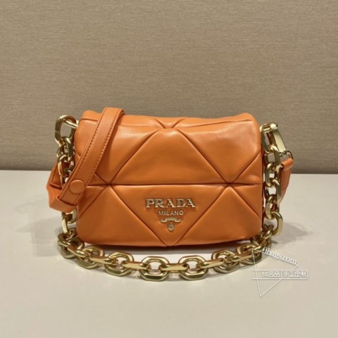 Prada 1BD292A System 羊革单肩包 三角形图案翻盖链条设计 代购
