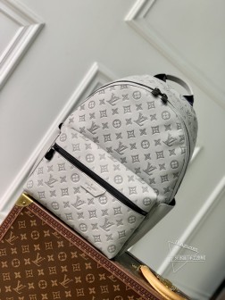 LV M46557 灰色 DISCOVERY 双肩包 Monogram 压纹牛皮革