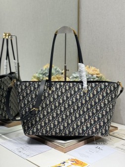 迪奥 Dior Toujours 大号手袋〔蓝D布〕这款Dior Toujours 手袋于二零二三春夏系列发布秀精彩亮相休闲实用的设计别具一格.采用蓝色 Obliaue 印花面料精心作彰显现代魅力宽敞的内部隔层可整齐收纳各种日常用品硬挺的顶部手柄搭配复古饰面金属装饰提升格调,可轻松手提. 搭配 调节皮肩带 型号:购物袋尺寸:41 X25.5 X15 cm