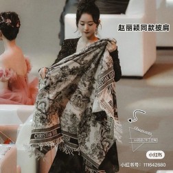  赵丽颖同款披肩 Dior 丛林 对比下市面上的版本，真的看图就知道不对版~国内最好版本第一出货 ~开发实力不容小觑 所以这个款姐妹们一定要认准我们品质 我们光是开发就耗时数月，这个难度真的太大了，不要看所谓最高版本图看起来差不多，其实根本没法近距离剖析！这个款最贵的就是原料成本！57%山羊绒43%羊毛！这么一大条700多g，成本摆在那！很多都偷换成分只做个样子，样子还做不对 整条披肩上面的图案不是平面的，通过纱线稀疏工艺呈现出立体触感！这个非常难，文字也很难简单说明白，等会儿看细节剖析图！所有