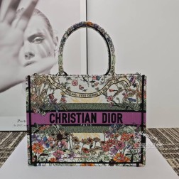 迪奥 2024 Tote 夏季色彩斑斓的刺绣展现夏日花园的风貌哇~既有浪漫又带点神秘的气息简直太美啦整个包身被各式花卉包围 随手拎着彷若也能拥有一片自己的小小花园啦~图片尺寸中号size:36cm