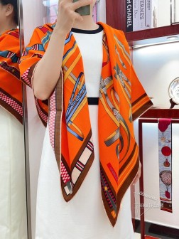 专柜同步 Hermes家买了都说好看【马术密钥 】 推荐 顶级工艺超值 爱马仕专柜爆款 羊绒方巾 立体呈现图案纹路实物档次极高 特殊工艺高端研发惊艳问世 特殊尖端工艺处理 受到白富美的喜欢 无论是品质 款式 价格都令大牌控的她们尖叫 超高性价比 绝对值得入手 70%山羊绒+30%真丝，尺寸：cmcm