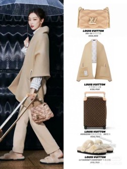 周冬雨同款【 同步专柜！LV纯色老花真皮包边斗篷披肩！！】LV秋冬新款！亲妈价格给力推荐！造型功能很强大！实物真的很赞！！！特别精细，面料柔软轻盈，包边采用真丝包边，处理的非常工整，工艺难度非常大！整体也很有厚度，对原材料要求很高！厚而柔软！！！这款斗篷真心是贵妇们的最爱，简单内搭披上这个斗篷，配个靴拎个包，妥妥的贵妇穿搭！！有钱有颜有品味！！这款斗篷实物真人随便搭都好看，非常显腿长，显时髦感的！！！！不挑人，人人人人都可以驾驭得时髦感！！羊毛羊绒混纺面料(原版面料)，限量单色。尺寸75CM