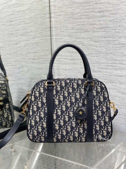 迪奥 D-Vibe 保龄球包大号,休闲运动风来袭,款式简约又时尚,采用蓝色Obliaue印花面料精心制作,别具一格的皮革钥匙包,字母标志并点缀金属星星,搭配可上锁的金属锁头,精巧又别致,容量惊人,遮阳伞、水杯、手机、化妆品等轻松容纳。Size:31×11.5×22.5cm