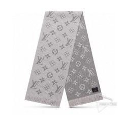 【唐嫣毛线】 高品质全网最全 不管是驴家还是我们家 都可以不谦虚的说是招牌款 驴家出的最好的一款围巾 也是我们家卖的最好的一款围巾 颜色我们最全 这一点应该不用怀疑了吧 有的客人就问好不好卖 那你看看我们出这么多颜色 不好卖难道会不断出新颜色吗 也有客人问品质好不好 我想说两点 第一 可以去专柜对比 第二 品质不好颜色怎么会越做越多 还有新颜色在生产中 真的想对你们说 ：这款不主推绝对的是你们的损失 产品的品质不需要文字来描述的款式 不需要吹上天的说手感 品质多好 真的独一款 规格31 为满足不