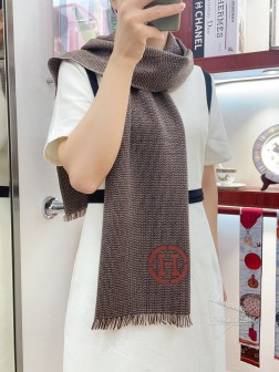 重磅推荐 HERMES · 爱马仕秋冬新品 · 小格纹色织羊绒轻缩围巾 臻选上乘的山羊绒纤维，耗时耗力，再以清泉水浸泡涤荡，使羊绒纤维呈现出独特的蓬松质感，手感才如此细腻，采用轻缩绒工艺，才有奢华柔和的表面光泽 手感满满地都是细腻的绒毛 大H一直是精益求精的代名词，这个价格绝对百分之百的实惠 送礼自留都不错！绝对好货 size：30 x cm，%羊绒