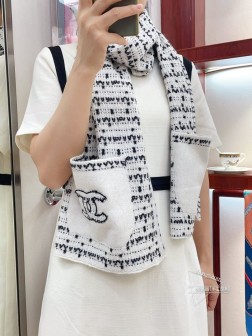 【混绒款】CHANELCHANEL必入款！！！直跺脚地喜欢！高级又带点时髦的趣味！！当之无愧最主打的秋冬系列~ 冬日给我们自信的款排第一位的，非重磅的稀缺的高级围巾莫属！！如果高级不撞款围巾今年只有一款预算，只想收一条，那这款一定要重点推荐！！真的是毫不费力的时髦典范，是大牌时髦典范！！在冬天围上一件这样的高端羊绒围巾，真的很有幸福感满足感！！！！正面采用羊绒混羊毛 质地，搭配别出心裁刺绣设计，这样的结合真心是纯粹的高级和时髦感，瞬间有了有趣的灵魂！！30cm的尺寸，非常好驾驭！！亲妈价格咆哮推