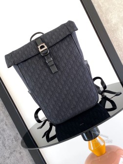 迪奥 这款 Dior 8 卷顶双肩背包是二零二五春季男装系列新品,时尚且实用。采用黑色 Oblique 印花面料等材质精心制作,搭配带有 Dior 8 搭扣的自扣式翻盖提升格调,正面饰以 Dior 标志。设有宽敞的主隔层、两个插袋以及两个网眼织物侧面口袋,款式实用,可为休闲装扮增添点睛之笔。主体:棉,科技面料,牛皮革里料:棉,科技面料,牛皮革主隔层搭配自扣式翻盖和 Dior 8 搭扣内部扁平电脑隔层内部插袋侧面网眼织物口袋顶部皮革手柄可调节加垫肩带背部采用加垫网眼织物,饰以 Dior 标志正面饰