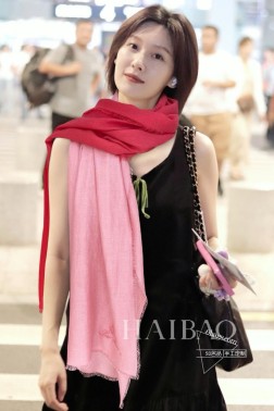  LP极品原单【LP素色渐变长巾】 高尖端产物 重磅呈现 ，绝无仅有 史无前例 %纯山羊绒 渐变色晕染多种元素组合，手感好到爆 绝对又是一款手慢无 工艺上采用的是进口支纯羊绒，非常显档次，低调中带着小奢华。尺寸90cm %进口纯羊绒织就