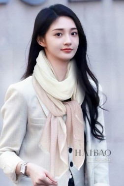  LP极品原单【LP银线条边长巾】 高尖端产物 重磅呈现 ，绝无仅有 史无前例 %纯山羊绒 暗纹提花 渐变色格纹多种元素组合，手感好到爆 绝对又是一款手慢无 工艺上采用的是进口支纯羊绒，非常显档次，低调中带着小奢华。尺寸90cm %进口纯羊绒织就