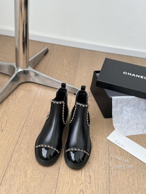 Chanel 24K秋冬新款靴！这双最新款的靴子太好看啦 最上面筒靴旁边的小logo给整体增加了小细 1237