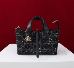 DIOR D ior Toujours 手袋这款 D ior Toujours 手袋于二零二四冬季系列发布秀精彩亮相,休闲实用的设计别具一格。采用米色绒面革精心制作,饰以超大藤格纹缉面线,宽敞的内部隔层搭配小袋,可整齐收纳各种日常用品。设有皮革系带开合,可安全收纳各种物品,另有 CD Lock 字母 D 旋钮式开合,可调节两侧,提升格调。小号款式,皮革手柄带有可调节细节,可轻松手提。双开合设计:纤细系带和 Christian D ior Paris 系带搭配 C D Lock 扣环D.I.O.R