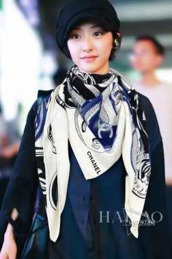 新款 CHANEL【CHANEL徽章双面同色】羊绒方巾 抢 VIP推荐 下手一定要快【高端 大爱 纯羊绒 婴儿触感舒服到飞 女人尤物 货极少 四季都可以用 真心美的让人非常非常心动 上身效果简直美翻了 品质非常完美 整个围巾给人大牌气场的同时又非常精致秀丽 绝对值得入手的新款 实物一拿到就会庆幸自己是女人的绝美好货 值得品鉴 完美气质品味Ditails首选 VIP们 上 尺寸：cm，70%羊绒+30%真丝