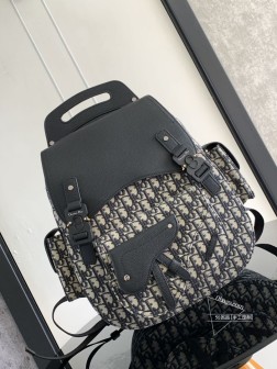 DIOR 这款大号 Gallop 双肩背包采用时尚的原创设计突显马鞍风格经典标识。采用米色和黑色 Oblique 印花面料精心制作饰以黑色粒面牛皮革细节和点缀有 Christian Dior 标志的铝扣。主隔层可收纳各种日常用品,正面马鞍口袋和侧面翻盖口袋可收纳钥匙和手机,便于轻松取用。大号款式,实用百搭,是各式造型的点睛之笔。米色和黑色 Oblique 印花黑色粒面牛皮革内侧饰有 Dior 压花标志可调节粒面牛皮革肩带硬质顶部手柄翻盖开合,搭配 2 个饰以 Christian Dior 标志和