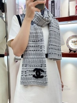 【羊绒款】超级保暖Chanel秋冬新款！！！我能保证的是上身一定会喜欢，老友闭眼入。欢喜！！！搭配一切，HOLD住一切，一披，拽得我的啊！！！！！太显档次，太显好了！！！上身效果更是贵妇级别的美，将女性的高级，高端简直展现到极致！！！正反面材质这样的结合真心是纯粹的高级和时髦感，气质太有品味！！35的尺寸，非常有气场！！