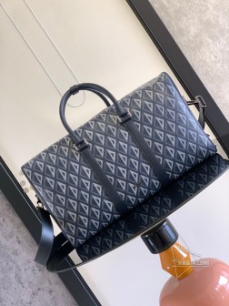 DIOR 顶级原单 这款 Dior Lingot 50 行李袋是 Dio 全新的经典单品,实用而优雅。采用迪奥蓝 CD Diamond 图案帆布精心制作,从 Dio 档案汲取灵感,饰以光滑牛皮革细节。拉链隔层搭配马鞍翻盖,可收纳各种日常用品。搭配可折叠的顶部手柄和可拆卸、可调节的肩带,带有铝扣,可手提、肩背或斜挎。蓝帆布 CD Diamond 图案马克·博昂 (Marc Bohan) 于 1974 年设计的 CD Diamond 图案以立体线条菱形重新诠释“CD”首字母,采用棉质帆布打造蓝光滑牛