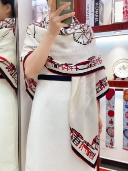 HERMES 牛逼爆款【马术的错综交叠】【绝对顶级品质】 超值回馈 绝对会尖叫的专柜品质 此款是H限量款，顶级视觉盛宴 专柜限量色非常奢华 顶级丝羊绒 作品套数多难度高，非仿货所能及 全城独家登陆！海外专柜同步 绝对的顶级好货 HERMES力作！特殊渠道货卖一个少一个 70%山羊绒+30%真丝，纯手工卷边，cmcm！ 重磅推荐