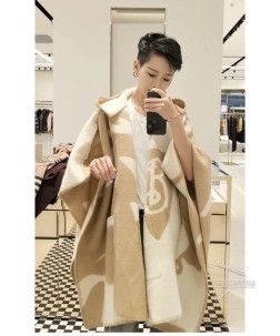 【 同步专柜！Burberry套头战马斗篷披肩！！】Burberry秋冬新款！亲妈价格给力推荐！造型功能很强大！实物真的很赞！！！特别精细，面料柔软轻盈，包边处理的非常工整，工艺难度非常大！整体也很有厚度，对原材料要求很高！厚而柔软！！！灰色系又很显低调高级感！这款斗篷披肩真心是贵妇们的最爱，简单内搭披上这个斗篷，配个靴拎个包，妥妥的贵妇穿搭！！有钱有颜有品味！！这款斗篷实物真人随便搭都好看，非常显腿长，显时髦感的！！！！不挑人，人人人人都可以驾驭得时髦感！！羊毛混羊绒面料(原版面料)，限量单色