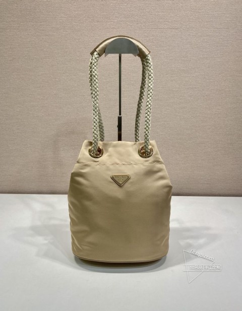 Prada普拉达 1BE082 新款水桶包 Re-Nylon 手袋 尼龙+小牛皮 代购