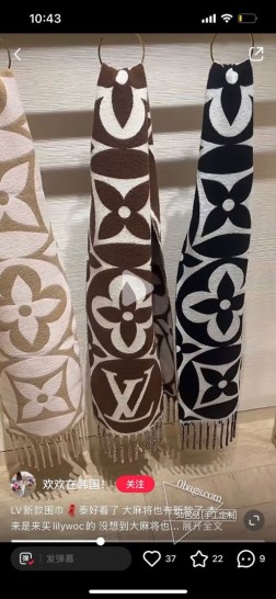 官网三色 太好看了 大麻花也有新款了 新款围巾大号字母花卉彰显品再以纤长流苏饰边增添华美质感. 纯羊毛围裹舒适暖意，无惧隆冬时节的寒风侵袭。设计感觉偏年轻化了尺寸209x30cm（不含流苏）材料 ％羊毛提花图案流苏饰边