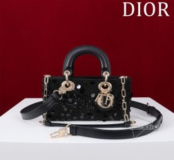 迪奥 M0998-Lady-Joy刺绣蕾丝珠片纯美手工珠绣技艺的精湛呈现 BlingBling艺术感爆棚，不要太迷人了 Size：22126.5cm Internal Composition Leather with Velvet 内里：羊筋绒+皮