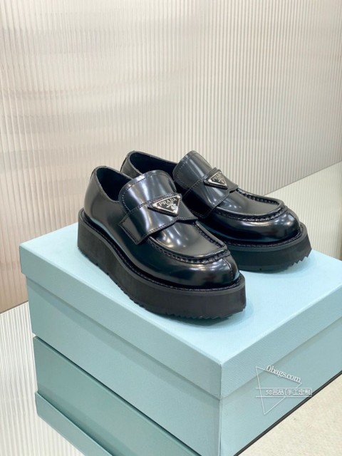 prada 24ss春夏 厚底三角标乐福鞋加厚的发泡鞋底，增高又轻盈真的太酷太个性，搭配黑丝白袜打底 362