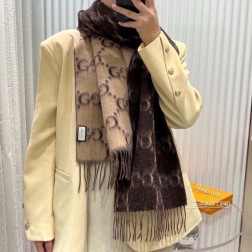 P。G家。【纯羊绒水波纹双面围巾】11对版！！独家～推荐次！永远的经典，被称为今年最温柔的披肩毛绒绒的灰粉色～这种独家的东西一定是宁缺毋滥，羊驼毛羊毛，蓬松柔软拿到她才有发言权！爱了爱了本年度必收的颜色规格：30×196cm！%纯羊绒！极其漂亮的双面水波纹！