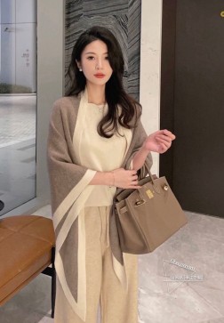 爆款上 皮雅娜最新款【LP羊绒条边大三角披肩】,独家牛货 奢华尽在尺寸之间,高端品质 具有超高羊绒品质才会被此品牌青睐 这种精品是市场上及其少见的,围巾针织三角披肩,真是超级的高端货 只有这种大品牌才会拥有 喜欢大尺寸的最爱.每色都是大爱每色都留.卖一条少一条的好货 且不用担心面料因为出口的原料固色度都是一级定期抽查...一等一好货 材质 %进口纯羊绒