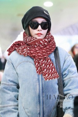 上新 迪奥羊绒长巾【Do字母条形长巾】 抢 VIP推荐 下手一定要快【高端 大爱 顶级纯山羊绒 婴儿触感舒服到飞 女人尤物 货极少 四季都可以用 真心美的让人非常非常心动 上身效果简直美翻了 品质非常完美 整个围巾给人大牌气场的同时又非常精致秀丽 绝对值得入手的新款 实物一拿到就会庆幸自己是女人的绝美好货 值得品鉴 完美气质品味Ditails首选 VIP们 上 %顶级纯山羊绒