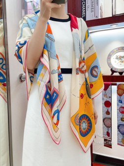 新款 HERMES买了都说好看 推荐 【双人下午茶】羊绒方巾，顶级工艺超值 爱马仕专柜爆款 立体呈现图案纹路实物档次极高 特殊工艺高端研发惊艳问世 特殊尖端工艺处理 受到白富美的喜欢 无论是品质 款式 价格都令大牌控的她们尖叫 超高性价比 绝对值得入手 尺寸：cmcm，70%羊绒+30%真丝