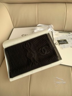  Chanel24秋冬新款麻花菱形格 24b针织围巾羊绒针织长巾 美翻了[流泪]御用殿堂级极品 新款在售 进口纯羊绒针织毛线 美丽至极 真的 上身极为衬肤色 百搭 好看不好看自己看吧 围巾尺寸30cm，%精选纯羊绒，送礼 首选佳品