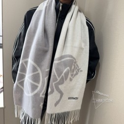 男女同款，百分百纯羊绒 Hermes（爱马仕）同步专柜，高端羊绒针织围巾！】可正式，可随意，非常Classical的设计。这款织法比较难，又很费纱线，工艺难度非常大！！！这样的男款围巾，绝对是一条审美不过时的单品！随便围都会好看的羊绒围巾，版型真是一绝！！太实用百搭了，其实没有多余的设计，怎么围都好看！有垂坠感，温暖且非常显瘦！搭配正装或者搭配休闲装都很合适~对折挂围或者绕圈围都完全可以，有温度的风度 30 