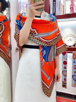 新款 HERMES买了都说好看 推荐 【马车先生 】羊绒方巾，顶级工艺超值 爱马仕专柜爆款 立体呈现图案纹路实物档次极高 特殊工艺高端研发惊艳问世 特殊尖端工艺处理 受到白富美的喜欢 无论是品质 款式 价格都令大牌控的她们尖叫 超高性价比 绝对值得入手 尺寸：cmcm，70%羊绒+30%真丝