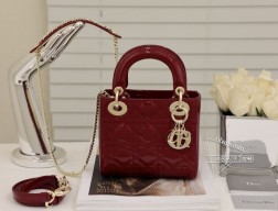 迪奥 mini lady樱桃红金扣漆皮系列手袋集中体现了品牌对典雅和美丽的深刻洞见。采用黑色漆皮牛皮革精心制作,以藤格纹缉面线打造醒目的绗缝细节,时髦典雅的设计经久不衰。饰以标志性的浅金色饰面金属吊饰,为精美的轮廓增添一分灵动。这款迷你Lady 手袋搭配可拆卸的链条肩带,可手提、肩背或斜挎,是晚装的理想伴侣。·可拆卸链条肩带·内部拉链口袋·可随心搭配其他刺绣肩带内含防尘袋尺寸: 17157cm#  三格樱桃红漆皮