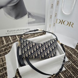 DIOR Travel Nomad飯盒包-明星博主愛用 近年來大火的飯盒包型休閒好搭配 日常出門一拎就走!包身使用經典藍色dior oblique 提花製成 外型精緻小巧但空間卻很夠可裝下日常必需品吸睛扣環手柄 可手提或腋下肩背包包兩側設有扣環 加各种肩带也好看 -尺寸:22cm13cm9.5cm手柄長度20-29cm容量可裝下1部手機、1個卡夾、太陽眼鏡、口紅